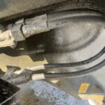 泥まみれの油圧ホース2本
