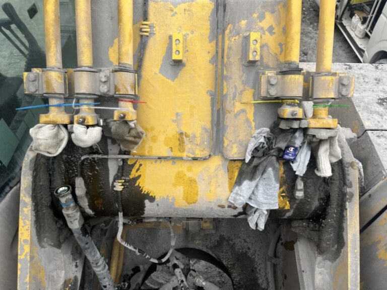 カラーインシュロックで色分けした油圧ホース