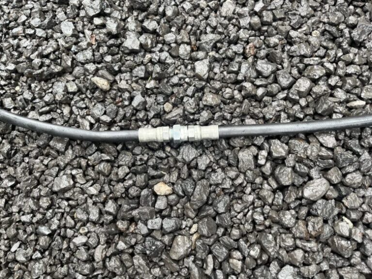 切詰めした油圧ホース