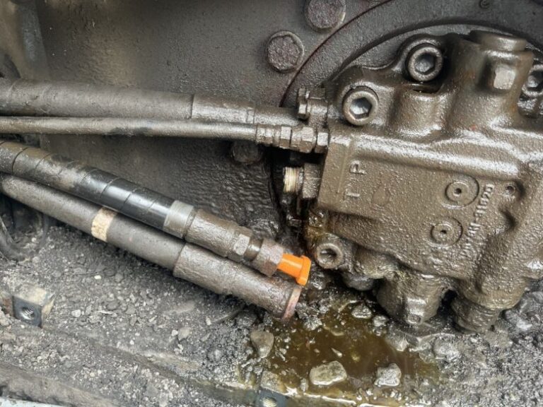 モレンセンで油止めしてある油圧ホース