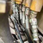複数並んだ油圧ホースの金具部分