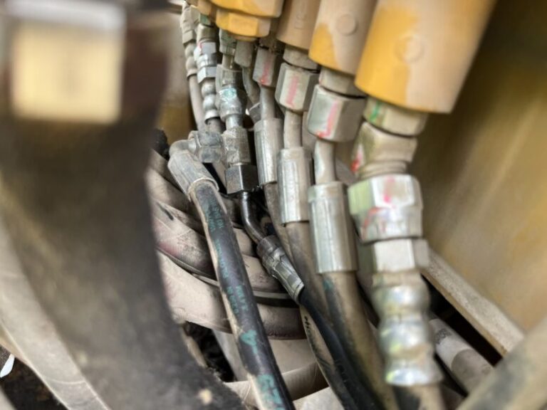 複数並んだ油圧ホースの金具部分