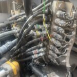カラーバンドでマーキングされた油圧ホース