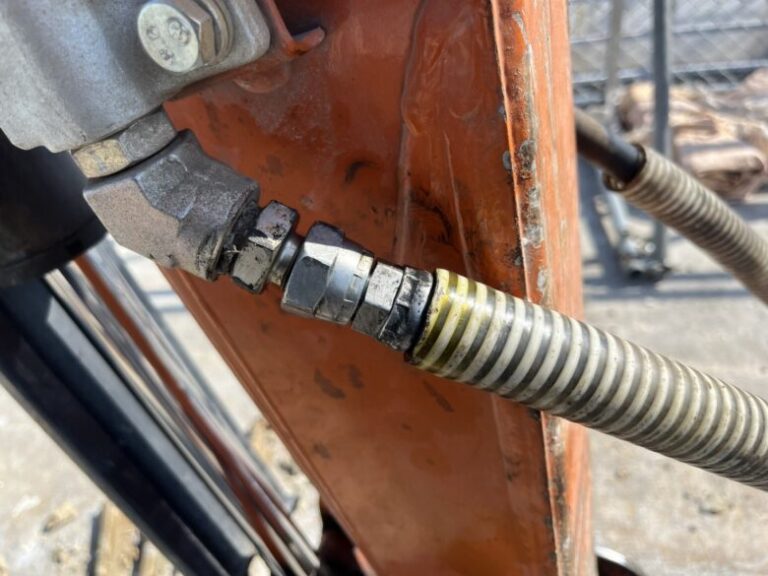 オレンジ色の重機のアタッチメントホース