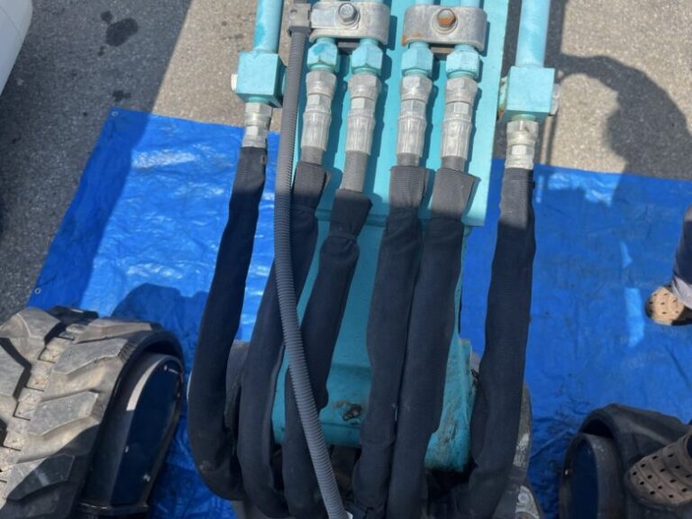 ブルーシートに６本のホース