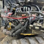 重機にたくさんのホース