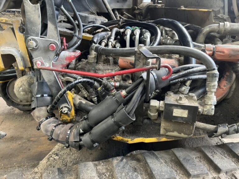 重機にたくさんのホース