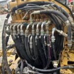 黄色の重機にたくさんのホース