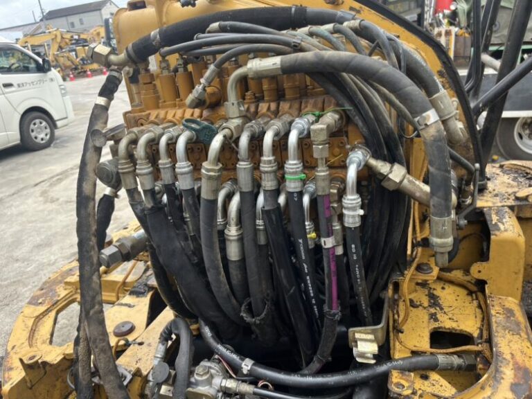 黄色の重機にたくさんのホース