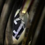 入り組んだホースと金具