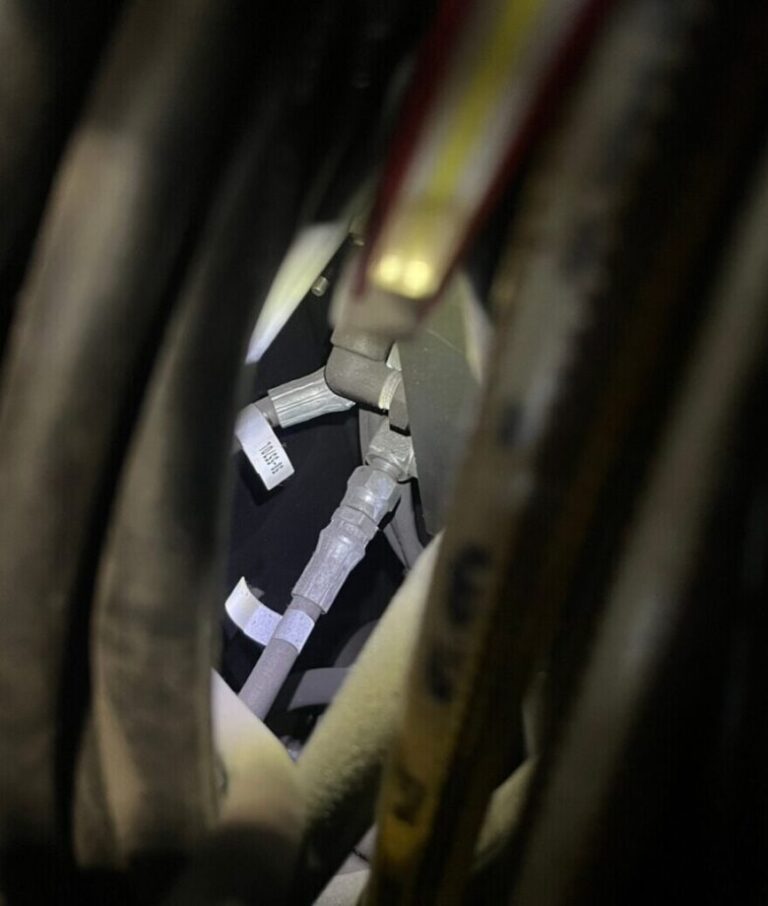 入り組んだホースと金具