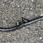 地面にい置かれた破れたホース