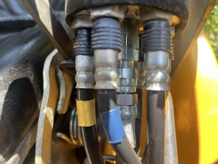 黄色い重機にたくさんのホースと部品