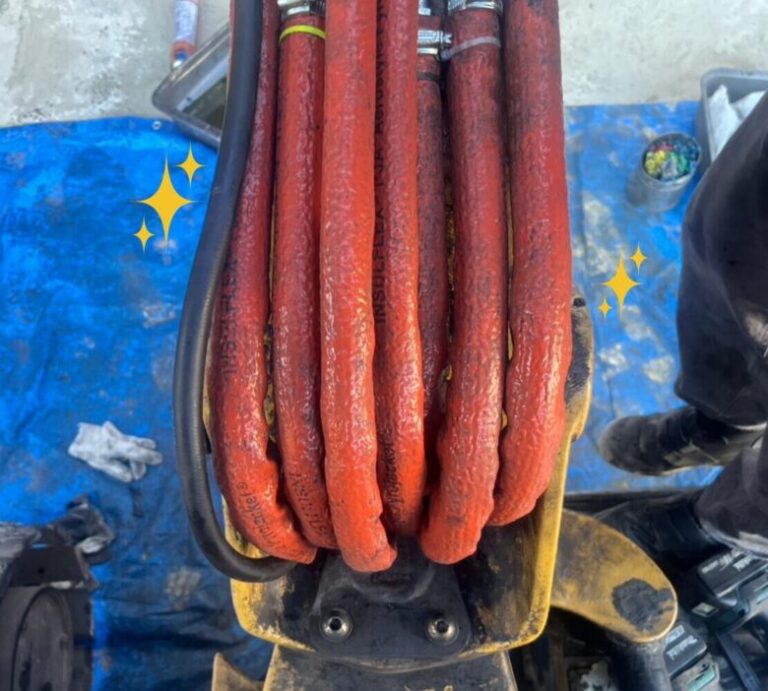 ブルーシートの上にオレンジ色のたくさんのホース