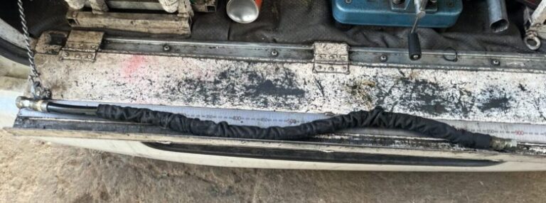 台の上に１本のホース