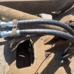 重機にホースが二本ついている