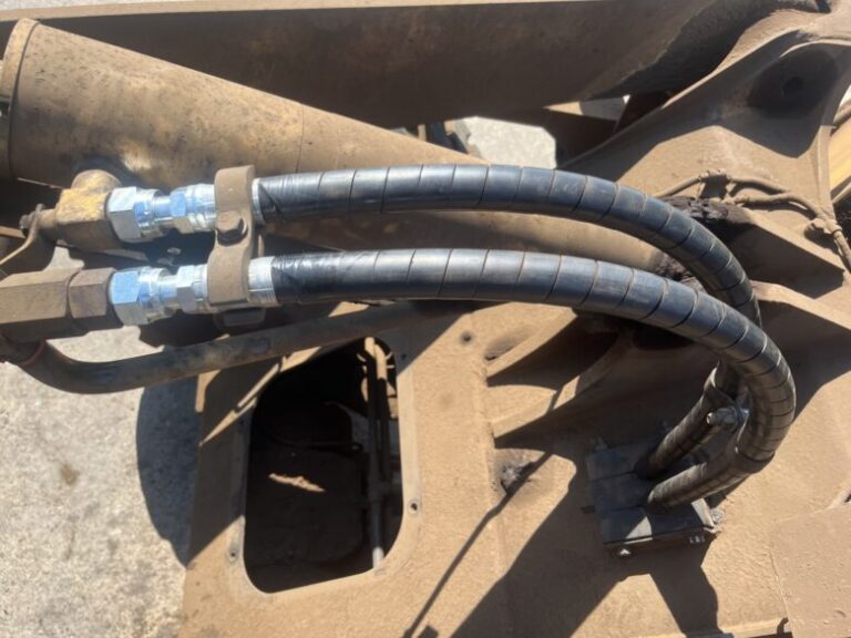 重機にホースが二本ついている