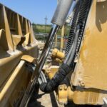 黄色の重機にホース