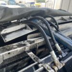 重機につながっている複数のホース