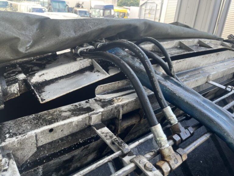 重機につながっている複数のホース