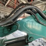 水色の重機に複数のホース