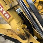 黄色い重機に2本のホース