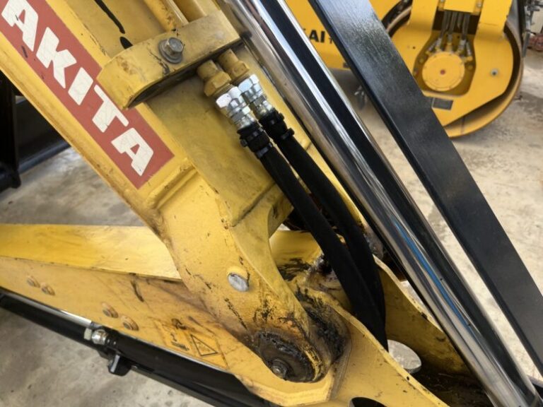 黄色い重機に2本のホース