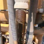 黄色い重機に一本のホース