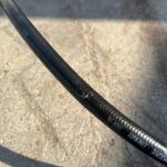 地面に破裂したホース