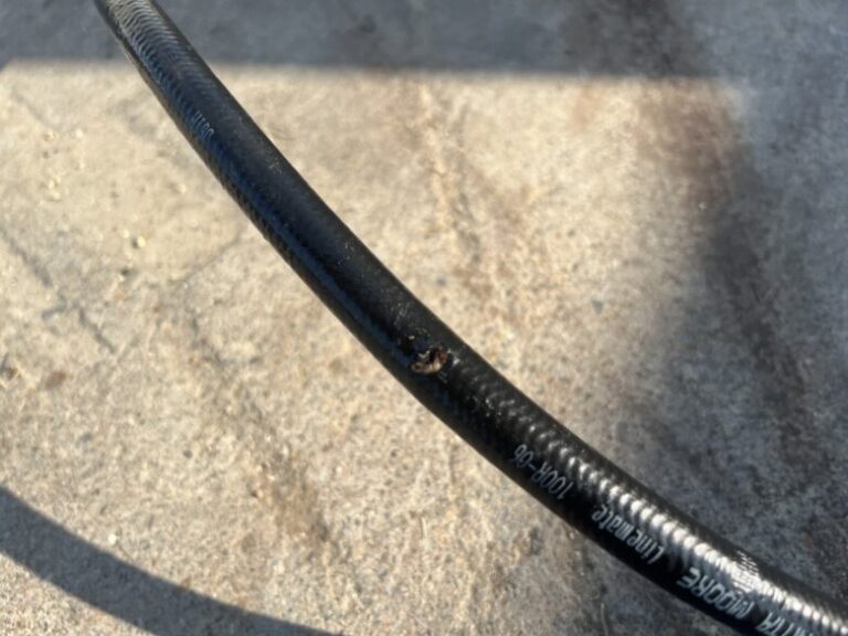 地面に破裂したホース