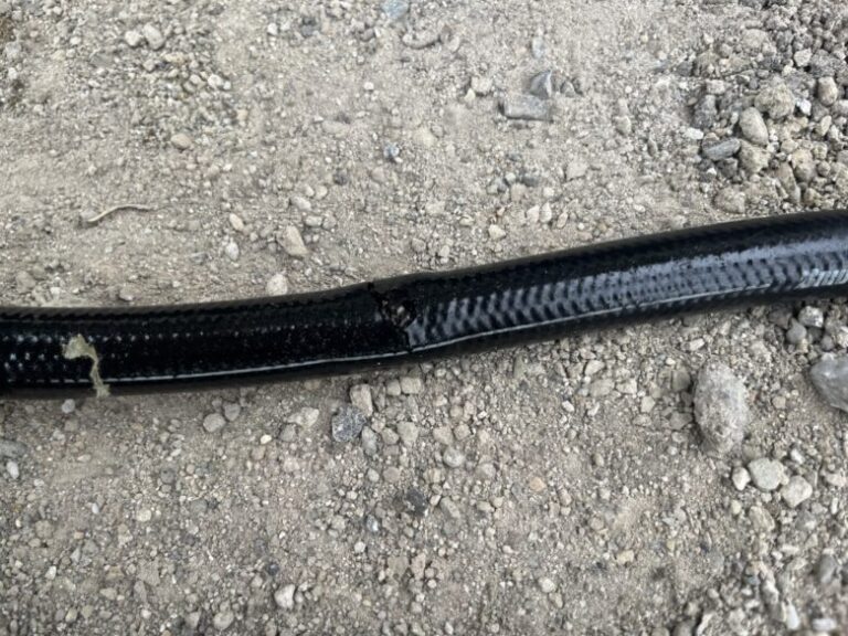 破裂した一本のホース