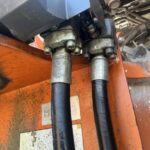 オレンジ色の重機に2本のホース