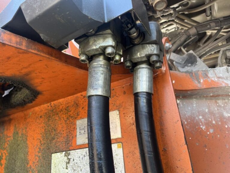 オレンジ色の重機に2本のホース