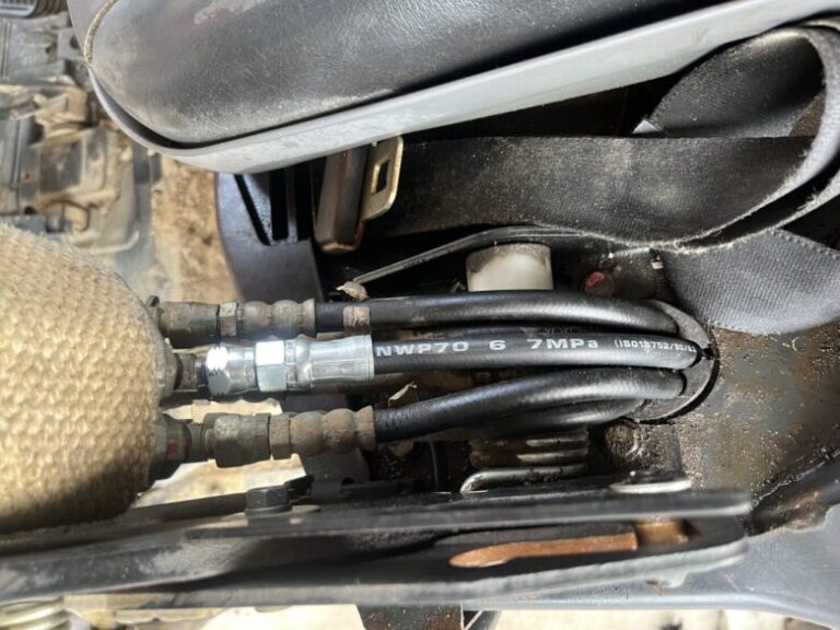 重機の内部　複数のホース