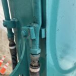 水色の重機に配管