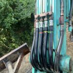 水色の重機に5本のホース