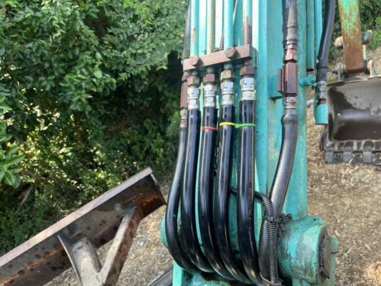 水色の重機に5本のホース