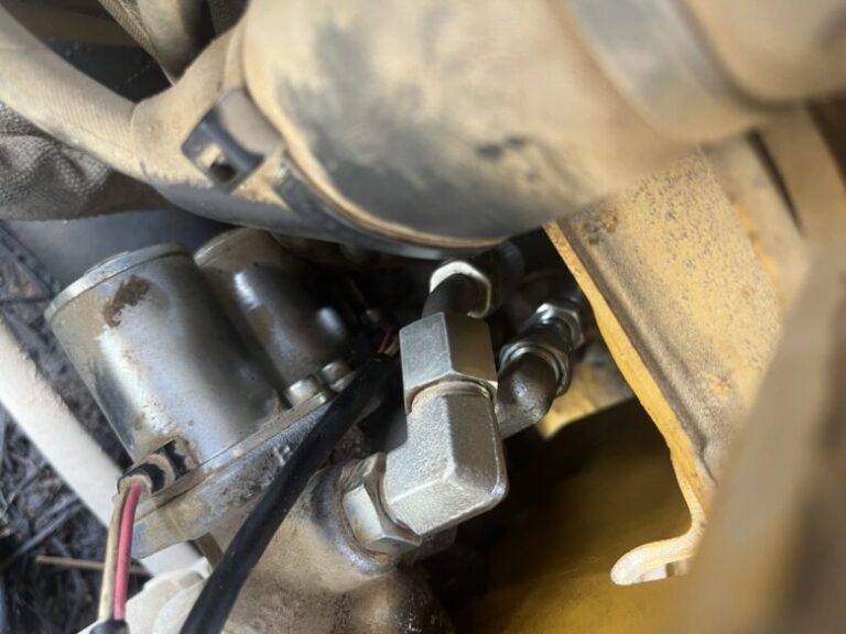 黄色い重機にホース