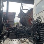 白い重機に複数のホース