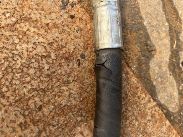 地面に置かれているホース