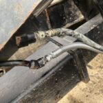 土の上の重機とホース