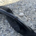 地面に置かれた破れたホース