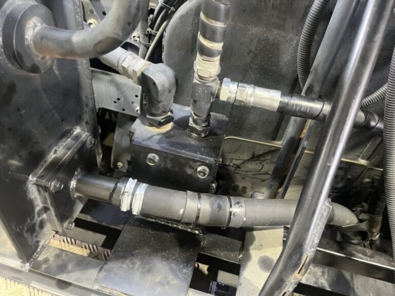 重機の中にあるホース