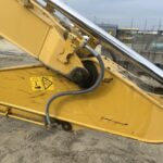 黄色い重機に繋がっているホース