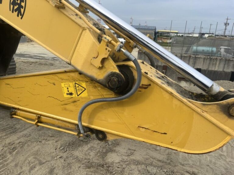 黄色い重機に繋がっているホース