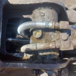 茶色い重機に繋がっているホース