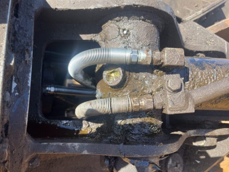 茶色い重機に繋がっているホース