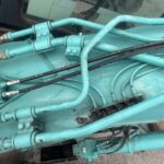 水色の重機とホース