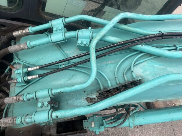 水色の重機とホース