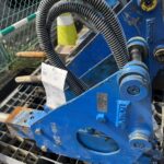 青い色の重機とホース